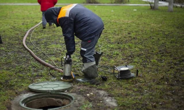 Jak opróżnić szambo na działce i uniknąć kosztownych problemów Jak opróżnić szambo na działce i uniknąć kosztownych problemów