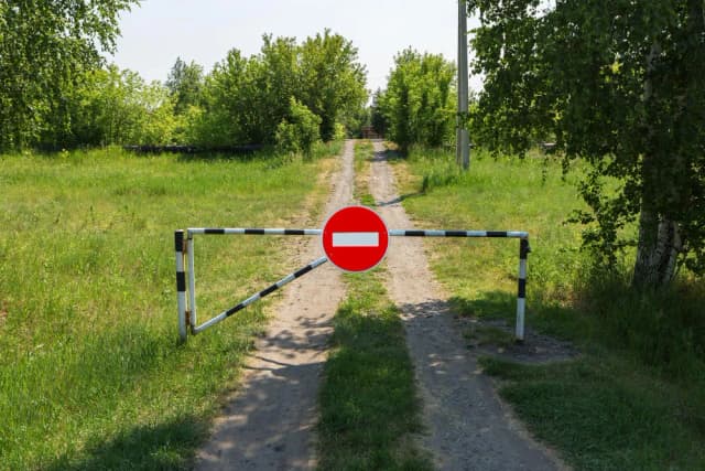 Kto stawia znaki drogowe na osiedlu? Sprawdź, kto ma do tego prawo Kto stawia znaki drogowe na osiedlu? Sprawdź, kto ma do tego prawo